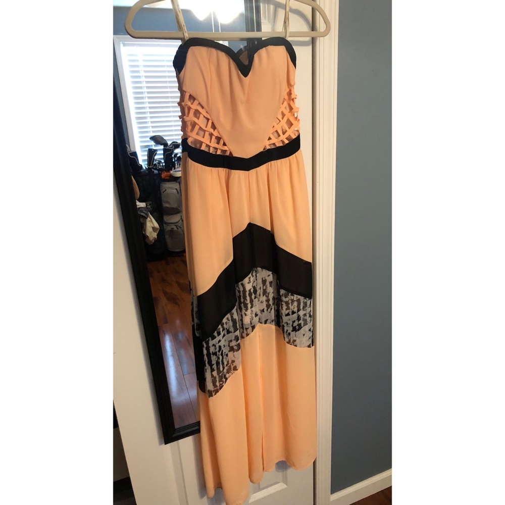 Maxi strapless dress with slits